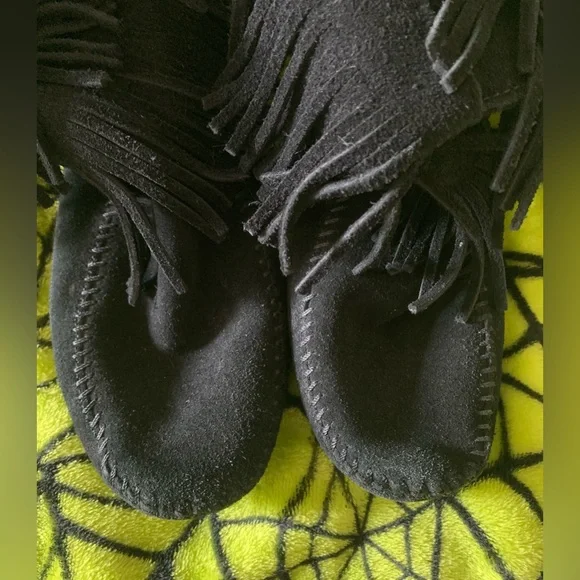 MINNETONKA - Five Layer Fringe Moccasin Boots - Picture 5 of 9